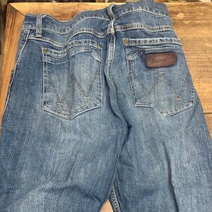 Wrangler Men's Light Blue Relaxed Jeans